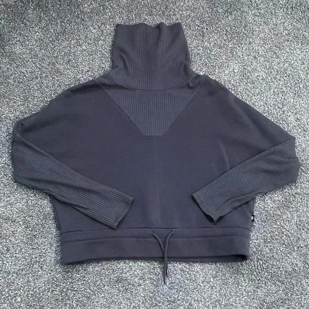 Andrew Marc Sport Cowl/Turtleneck dolman sweatshirt
Drawstring at the waist